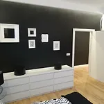 Black&white Apartment- Wierzbowa 5 Daire